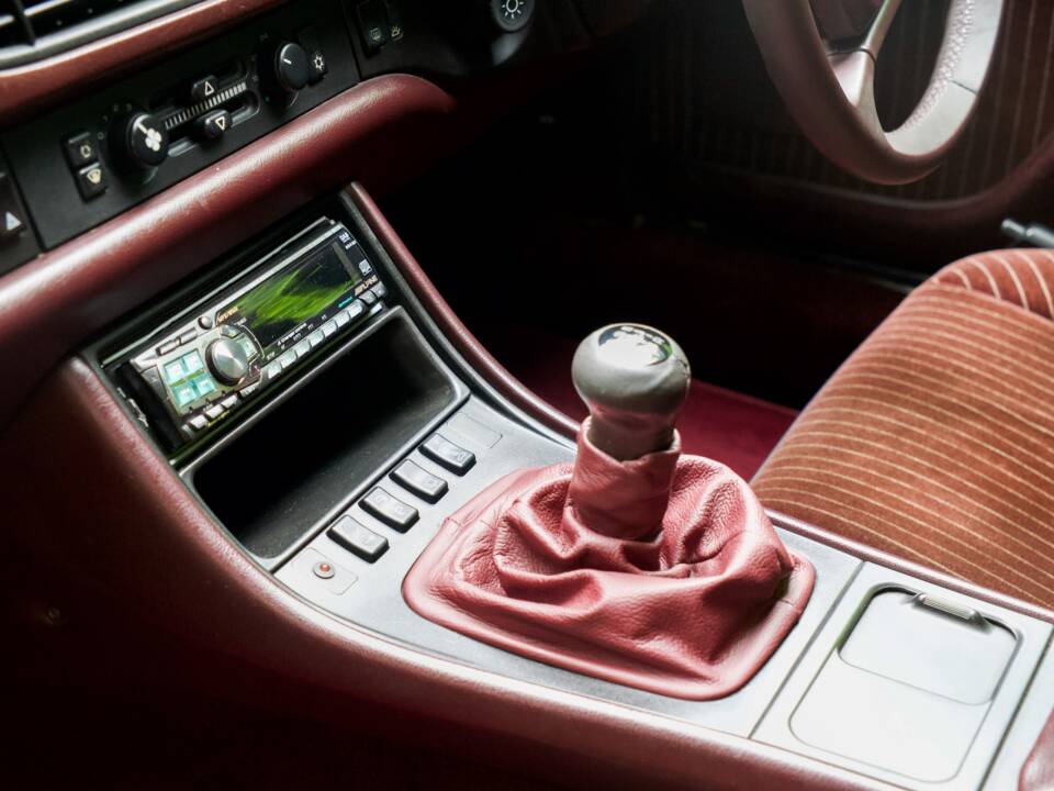 Image 17/24 of Porsche 944 Turbo (1988)