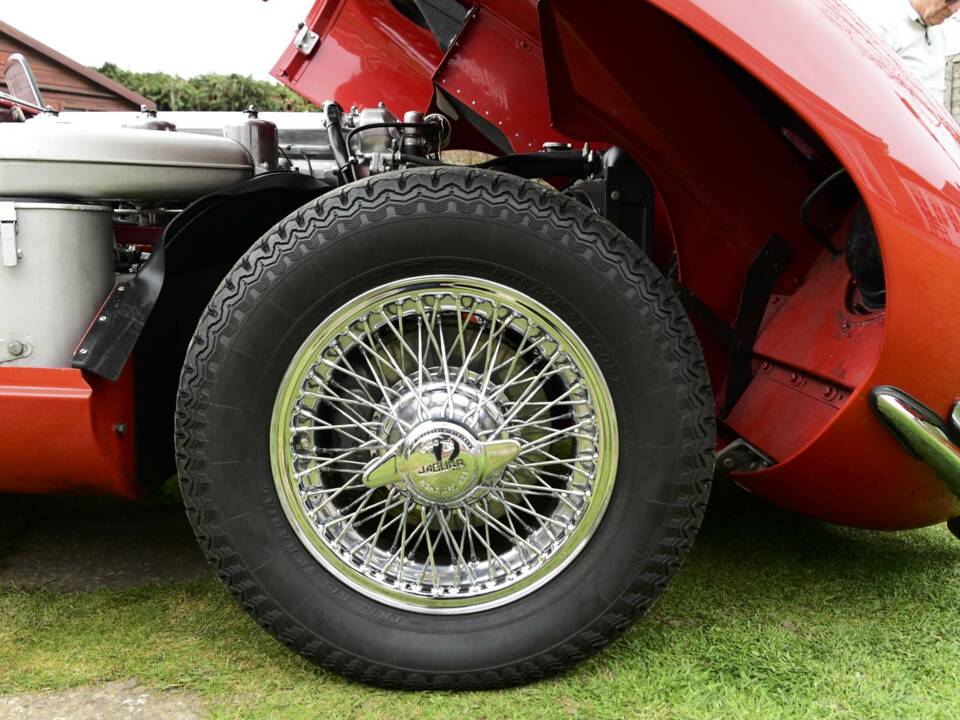 Image 39/50 de Jaguar E-Type (1968)