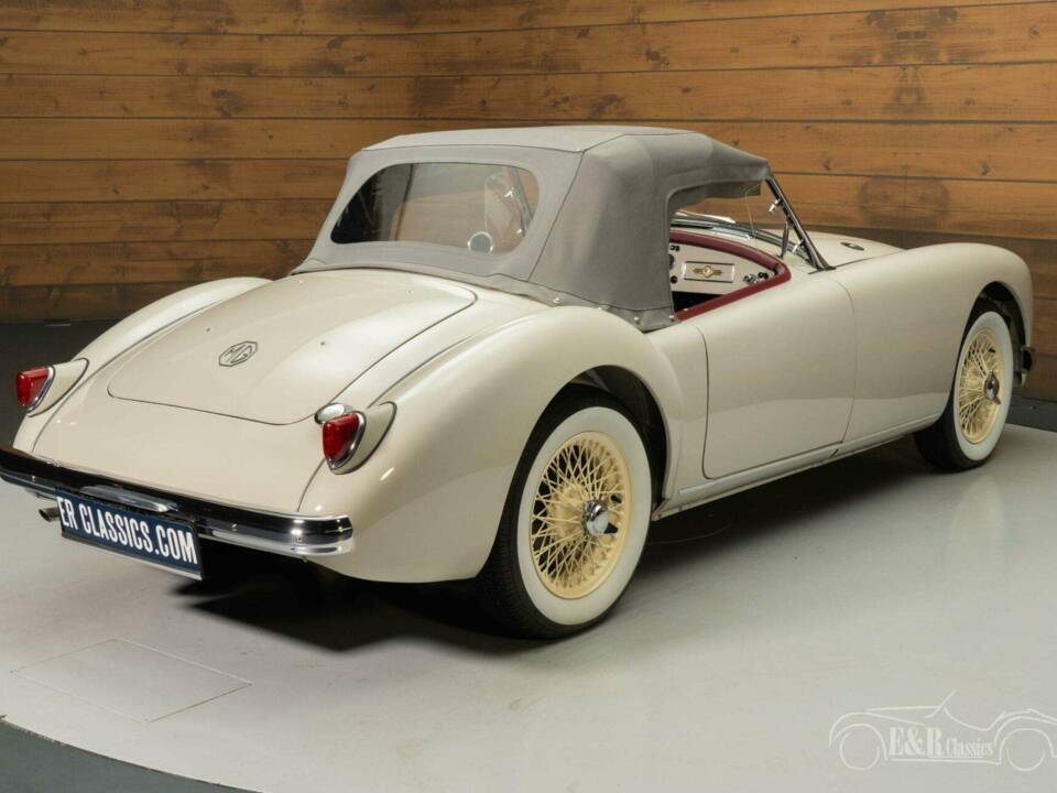 Image 14/19 of MG MGA 1500 (1956)