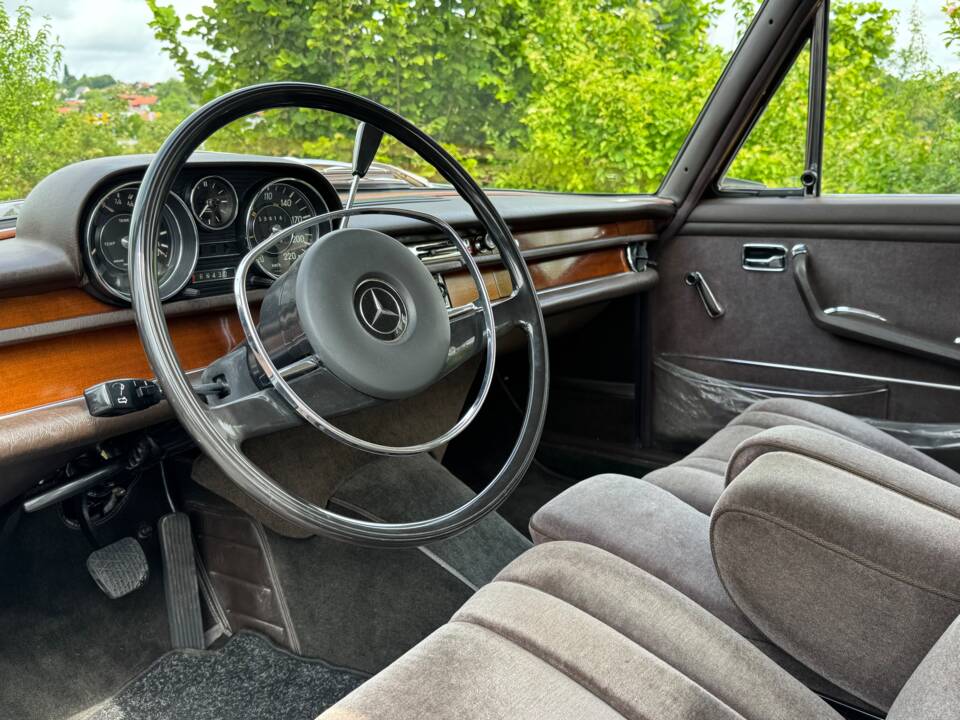 Image 14/47 of Mercedes-Benz 280 SE (1969)