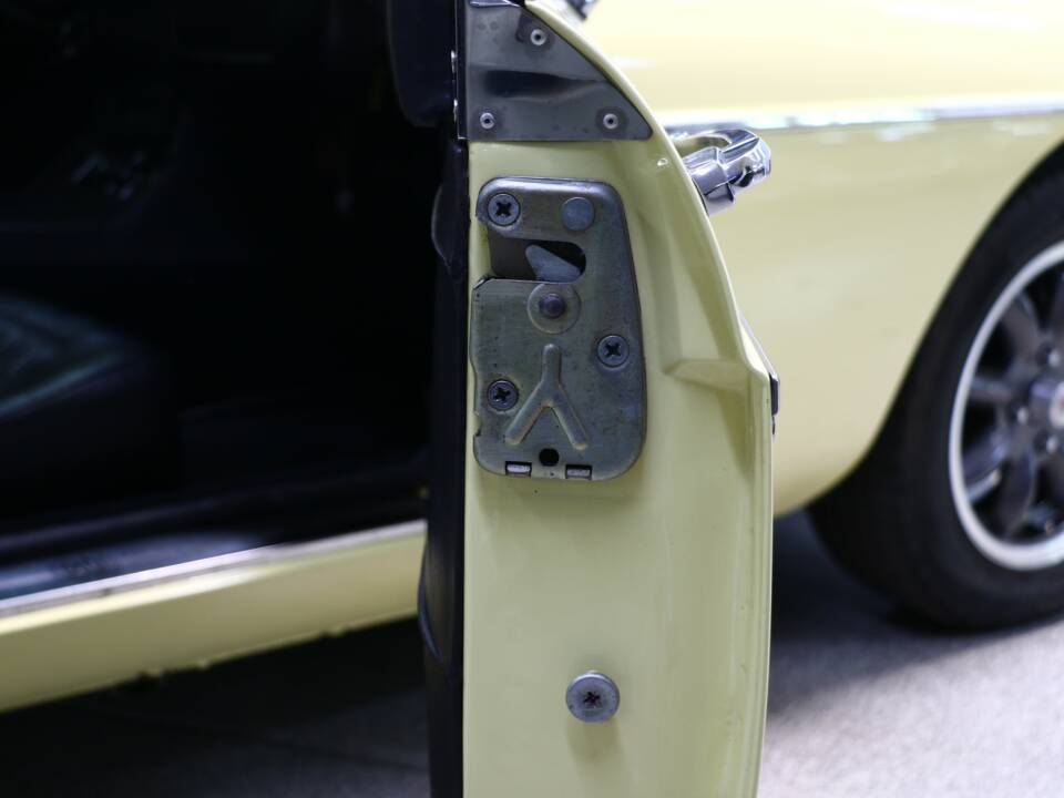 Bild 22/34 von MG MGB GT (1966)