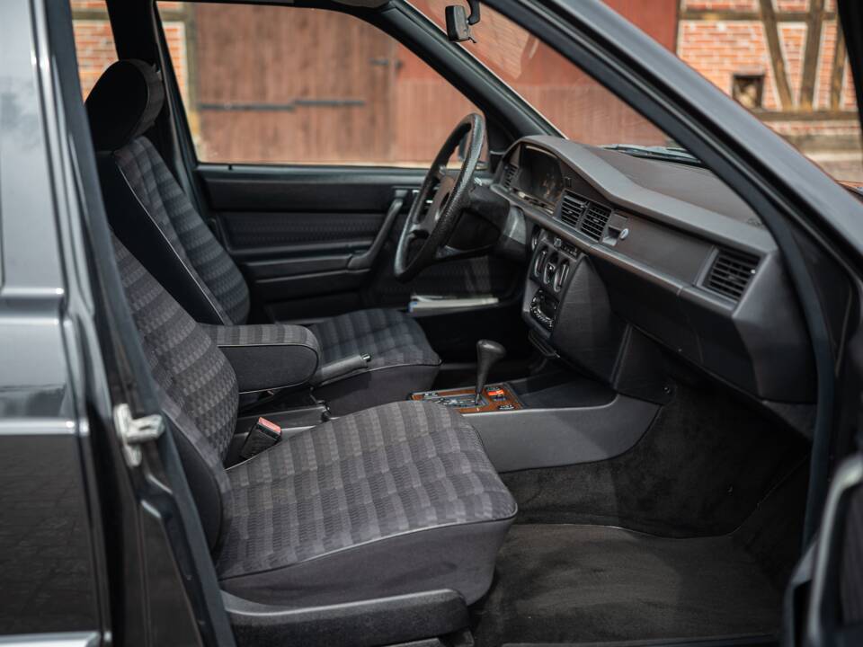Bild 36/74 von Mercedes-Benz 190 E (1990)