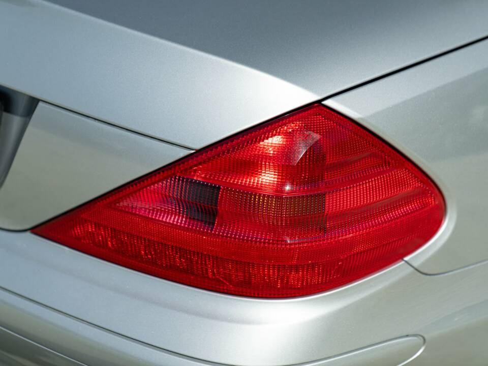 Image 37/50 of Mercedes-Benz SL 350 (2005)
