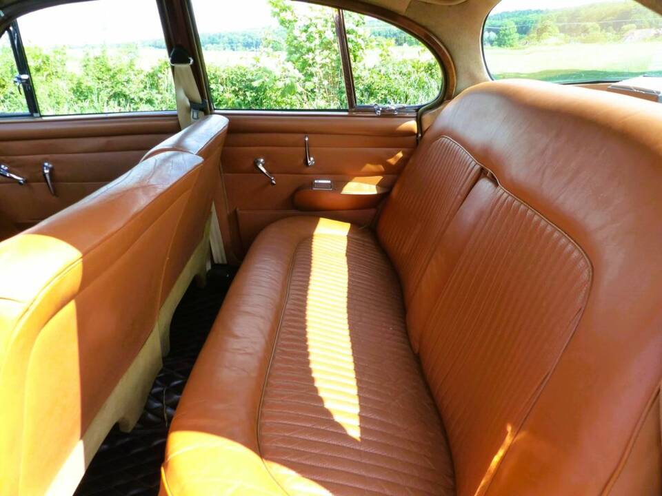 Daimler V8-250 Limousine grün 1967