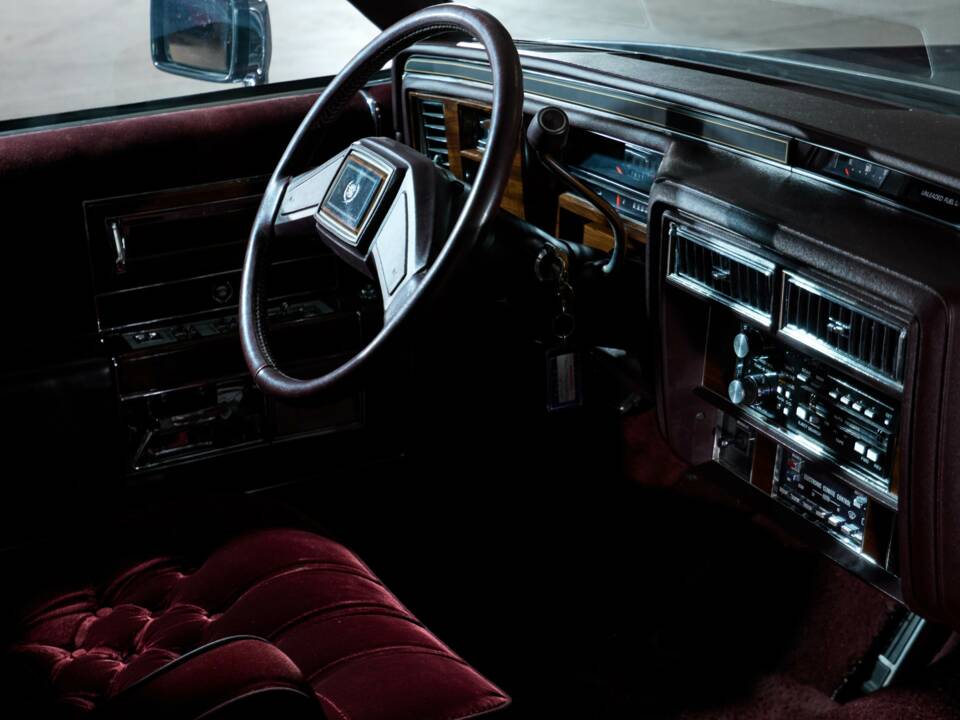 Image 52/58 of Cadillac Brougham Elegance (1988)