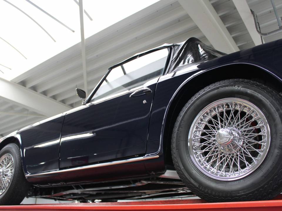 Image 16/50 of Triumph TR 250 (1968)