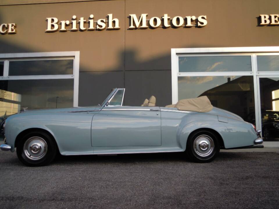 Image 4/21 de Bentley S3 Mulliner Park Ward DHC (1965)