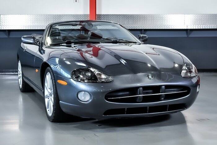 Image 3/7 de Jaguar XK8 4.2 (2005)