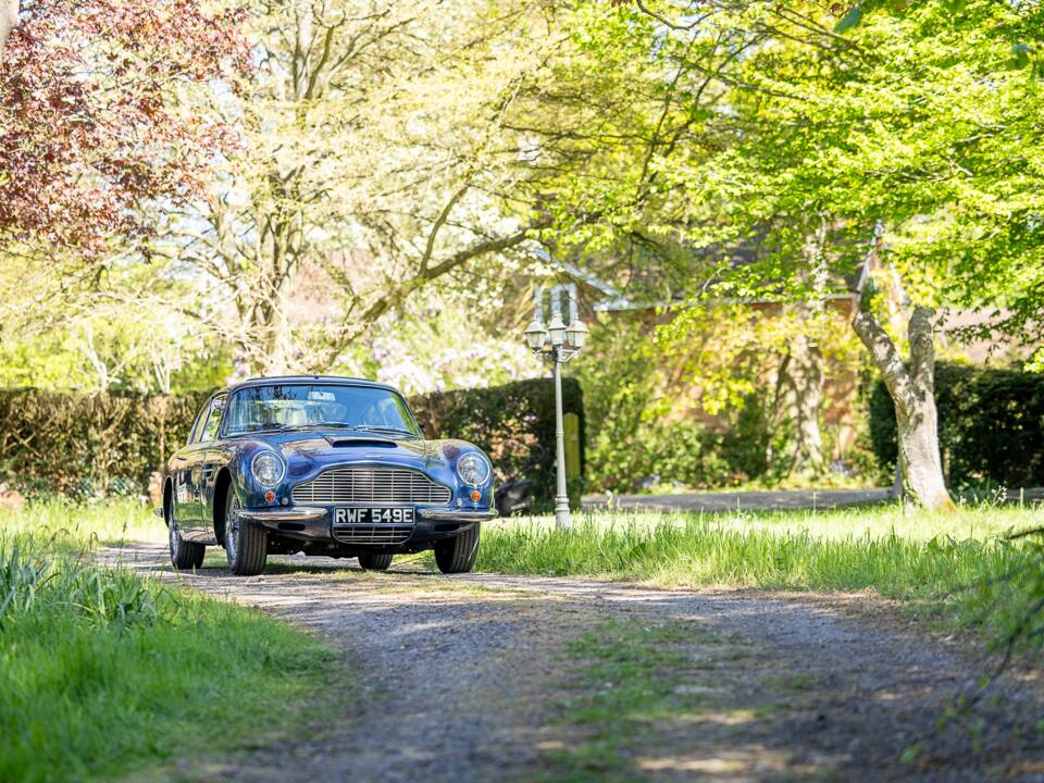 Image 7/62 of Aston Martin DB 6 (1967)