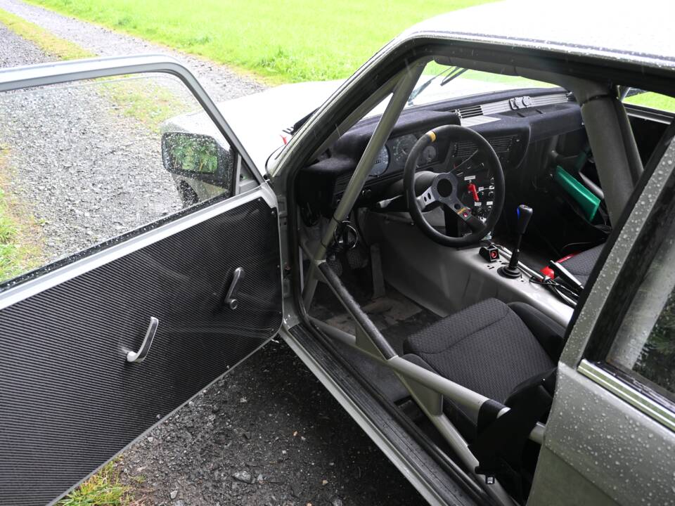 Image 35/64 of BMW 320&#x2F;4 (1977)