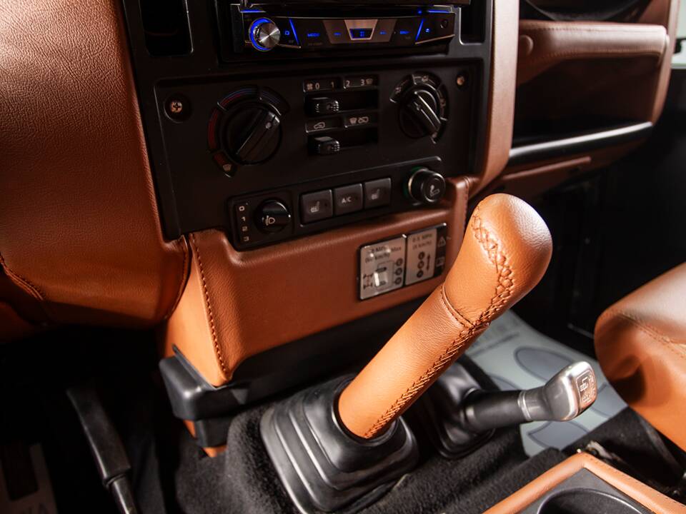 Image 29/44 of Land Rover Defender 90 (2011)