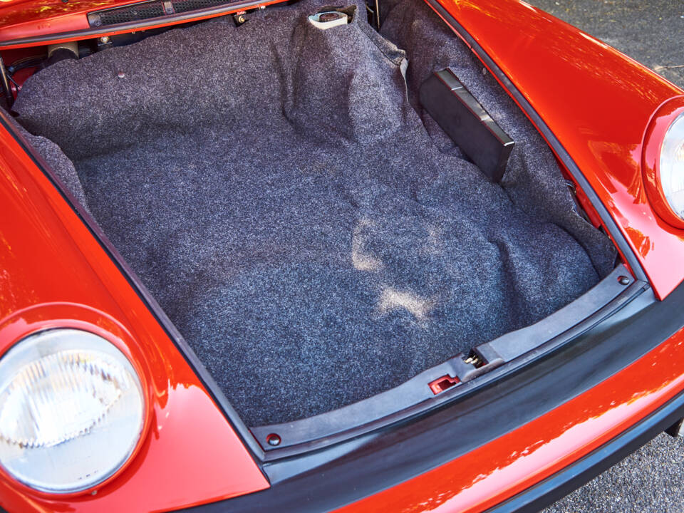 Image 33/44 of Porsche 911 SC 3.0 (1983)