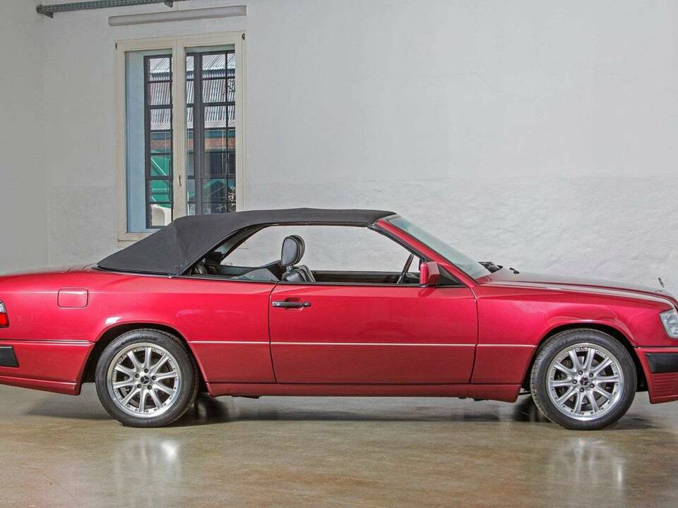 Bild 8/31 von Mercedes-Benz E 320 (1993)