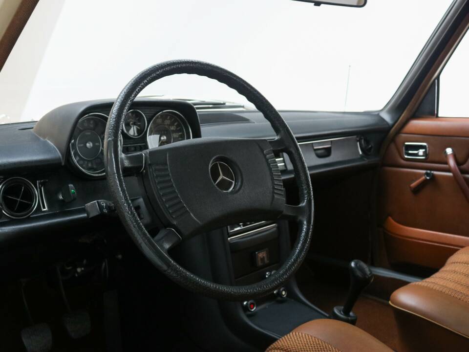 Imagen 5/12 de Mercedes-Benz 200 (1974)