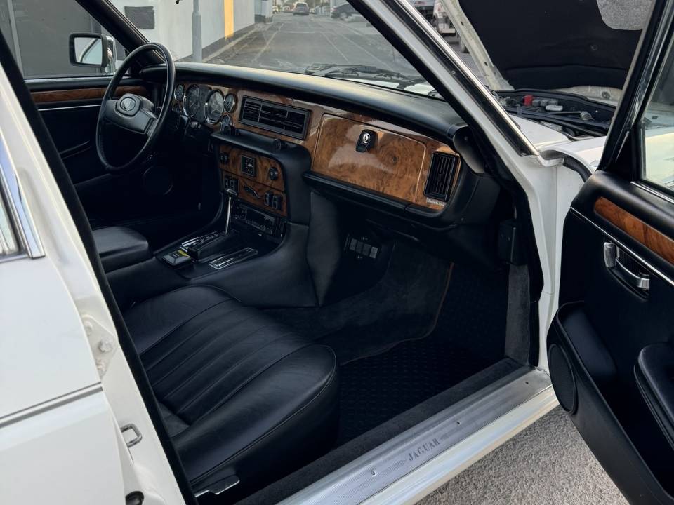 Bild 33/50 von Jaguar XJ 12 (1985)