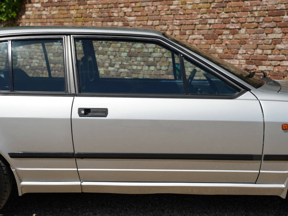Image 29/50 of Alfa Romeo GTV 6 2.5 (1983)