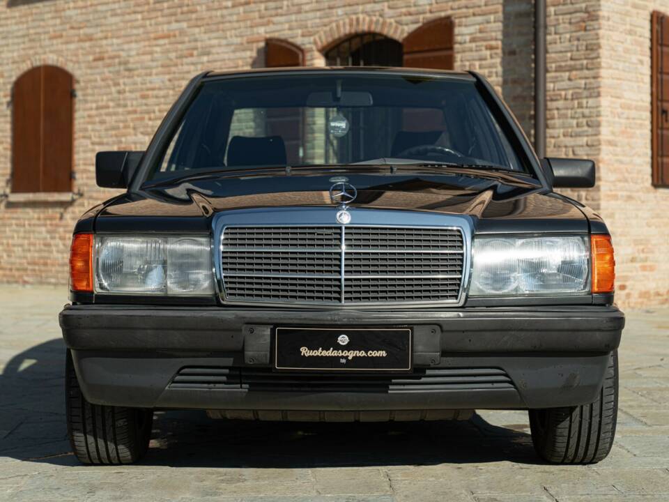 Imagen 3/50 de Mercedes-Benz 190 E (1988)