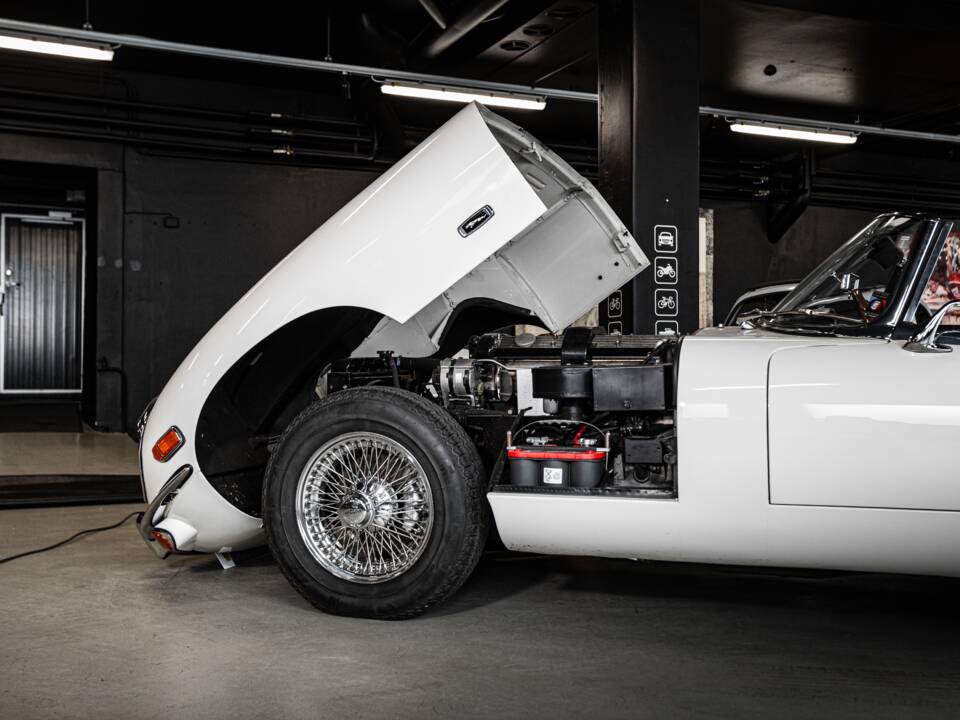 Image 39/53 de Jaguar E-Type (1970)