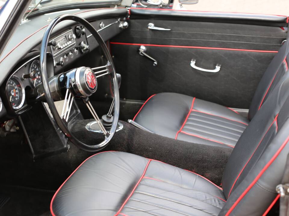 Image 23/49 of MG MGB (1966)