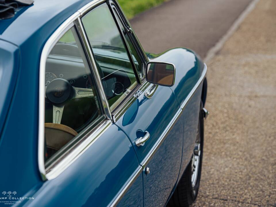 Image 32/40 of MG MGB GT V8 (1973)