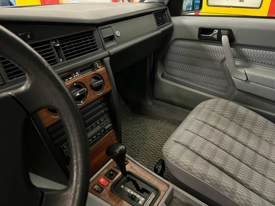 Image 13/22 of Mercedes-Benz 190 E 2.3 (1992)