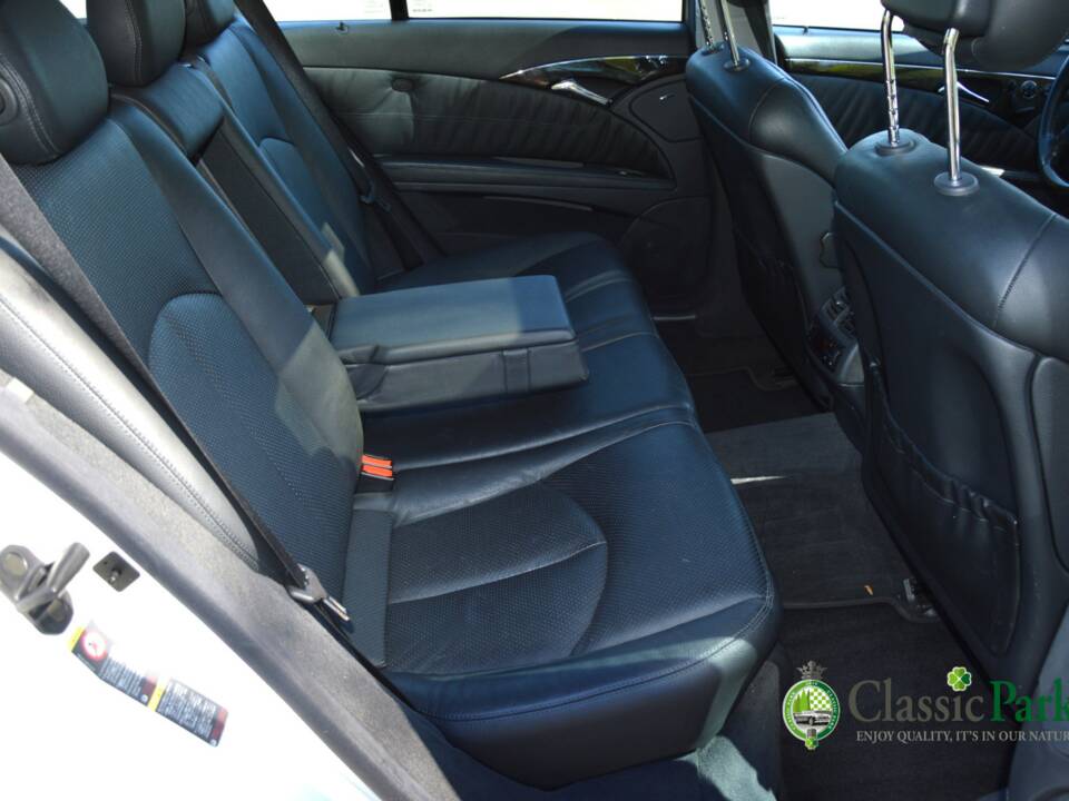 Image 12/50 of Mercedes-Benz E 500 T (2004)