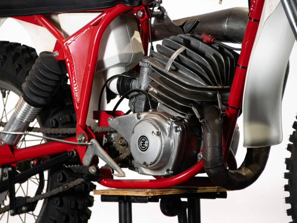 Image 36/50 of CZ 250 (1977)