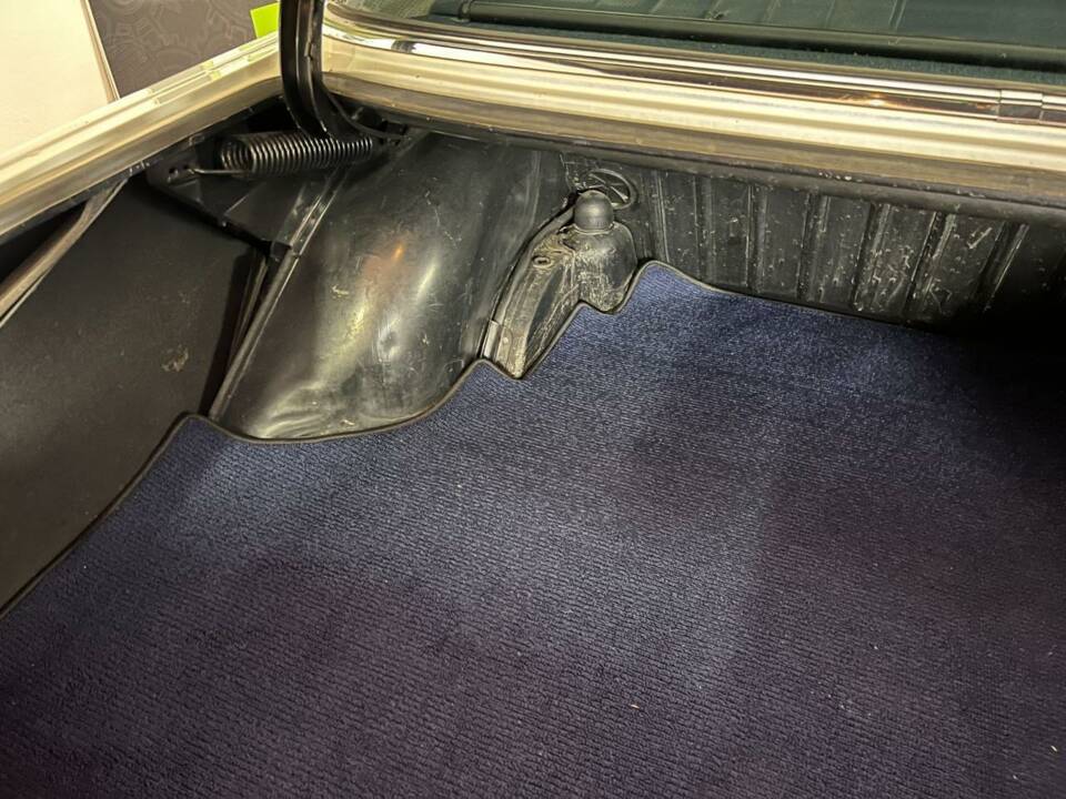 Image 40/46 of Mercedes-Benz 220 D (1972)