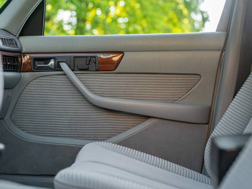 Image 31/50 of Mercedes-Benz 500 SEL (1985)