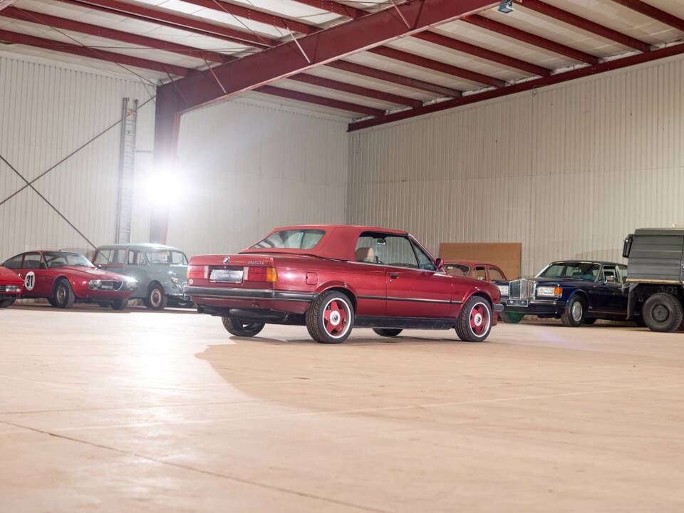 Image 8/45 of BMW 320i (1990)