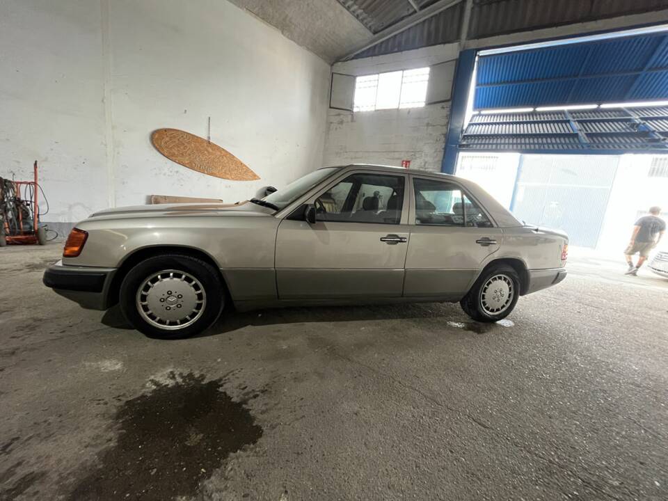 Image 4/8 of Mercedes-Benz 300 E-24 (1992)