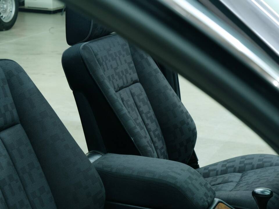 Bild 40/50 von Mercedes-Benz 400 SE (1991)