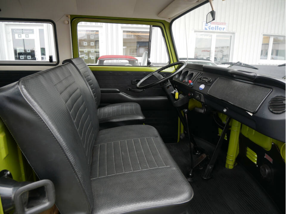 Immagine 11/21 di Volkswagen T2b Deluxe (1975)