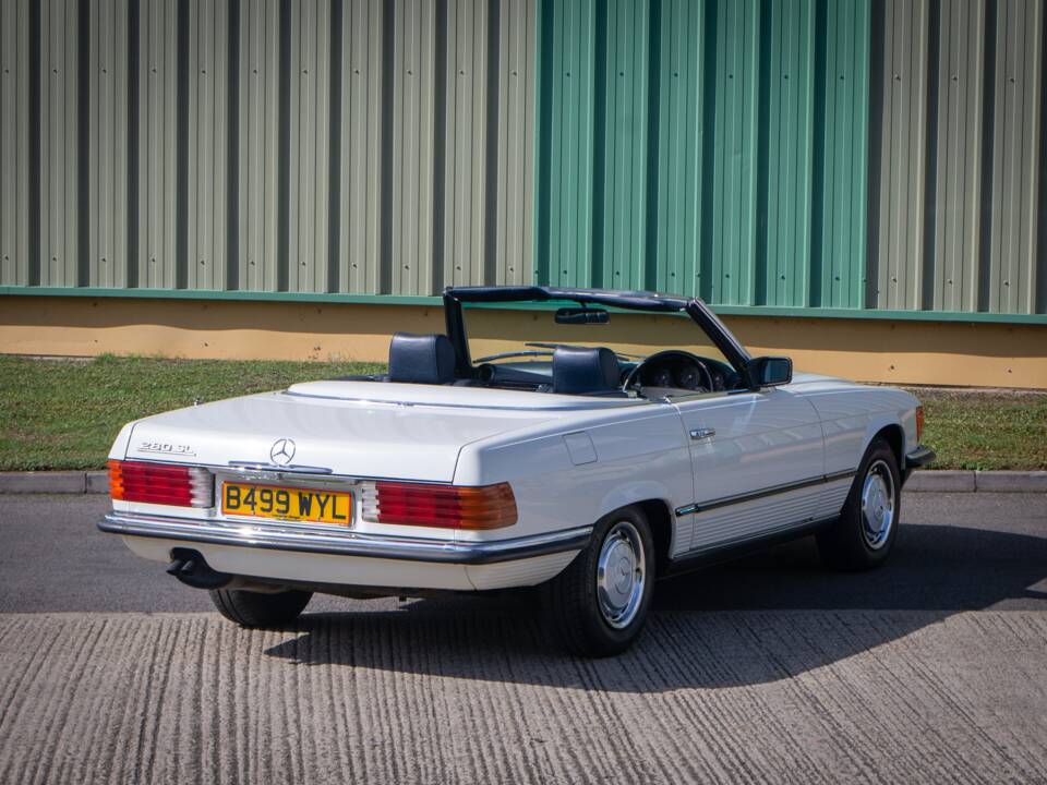 Afbeelding 6/35 van Mercedes-Benz 280 SL (1984)