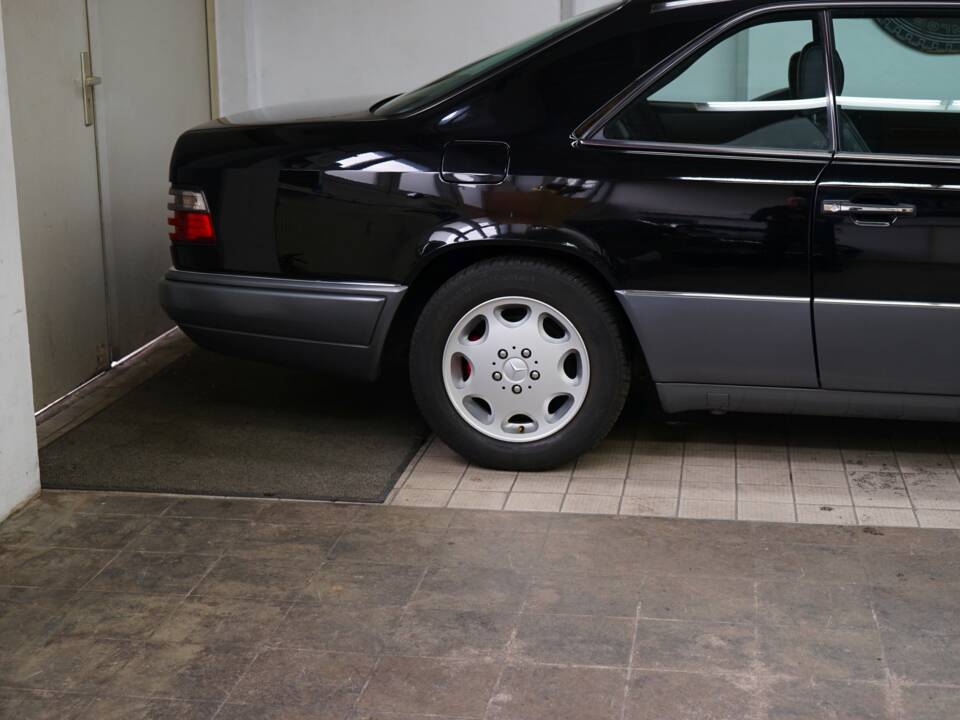 Bild 31/35 von Mercedes-Benz E 320 (1993)