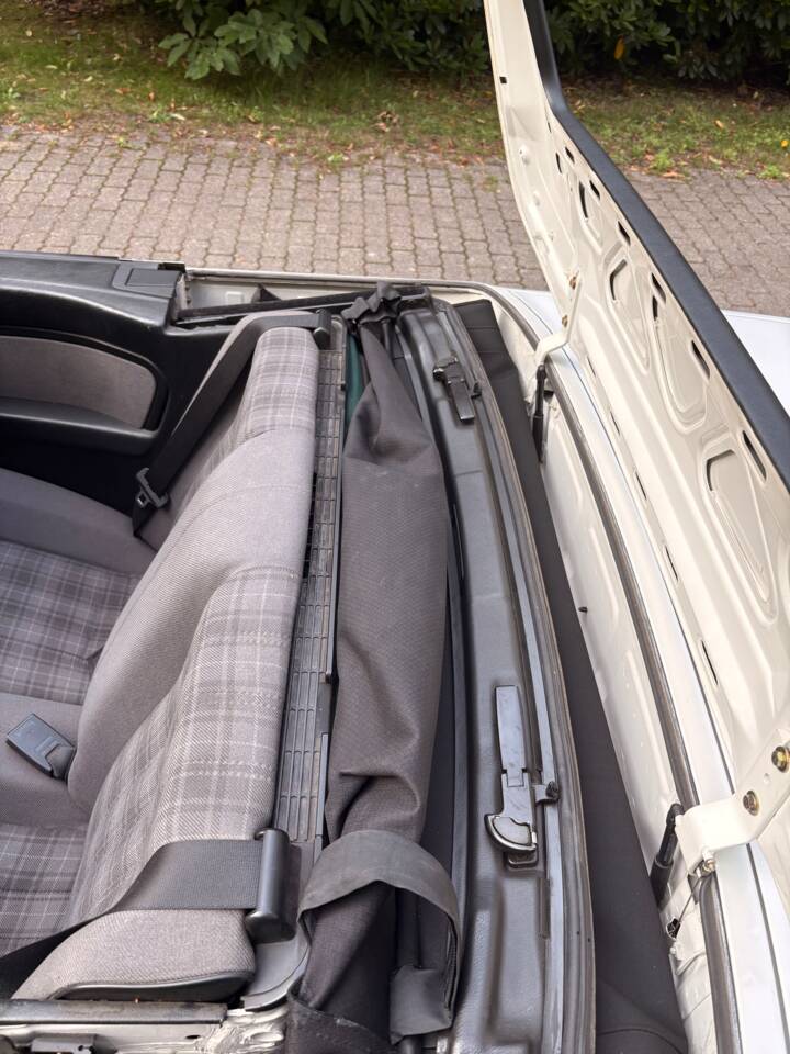 Immagine 43/75 di BMW 320i (1988)