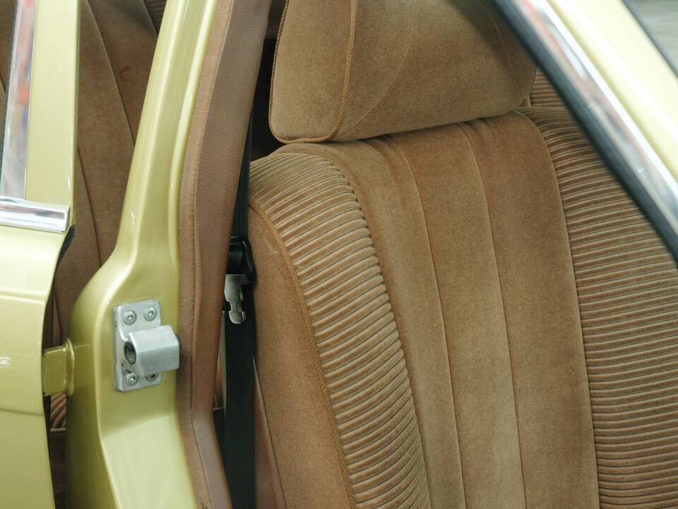 Image 35/50 de Mercedes-Benz 280 SE (1975)