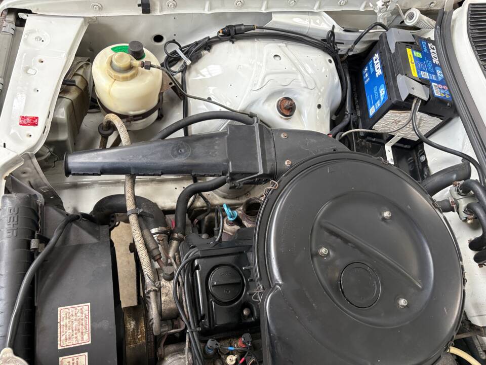 Image 34/66 of Mercedes-Benz 200 T (1984)