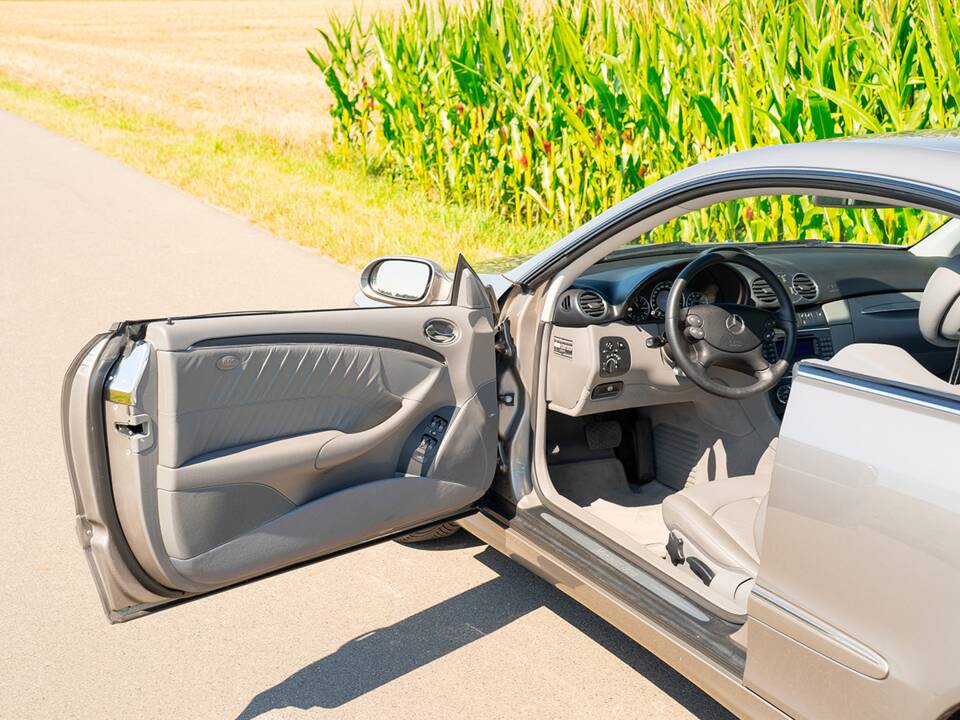 Image 25/49 of Mercedes-Benz CLK 280 (2006)