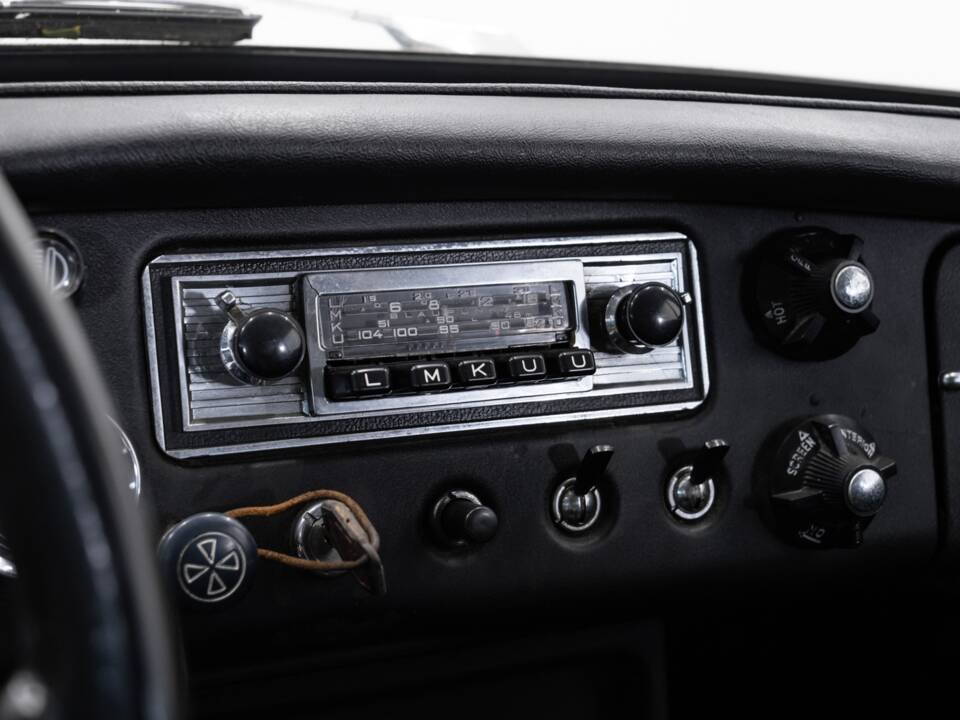 Bild 23/44 von MG MGB GT (1971)
