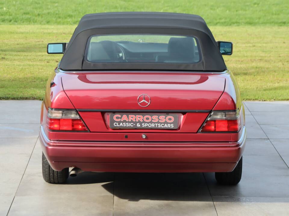 Image 12/50 of Mercedes-Benz E 220 (1994)