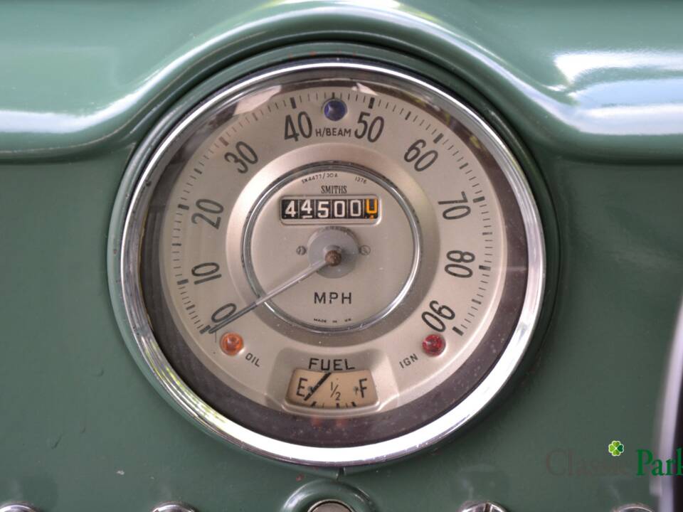 Image 28/50 of Morris Minor 1000 Traveller (1964)