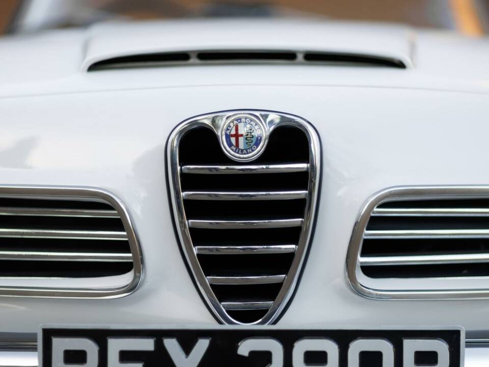 Image 13/50 of Alfa Romeo 2600 Spider (1964)