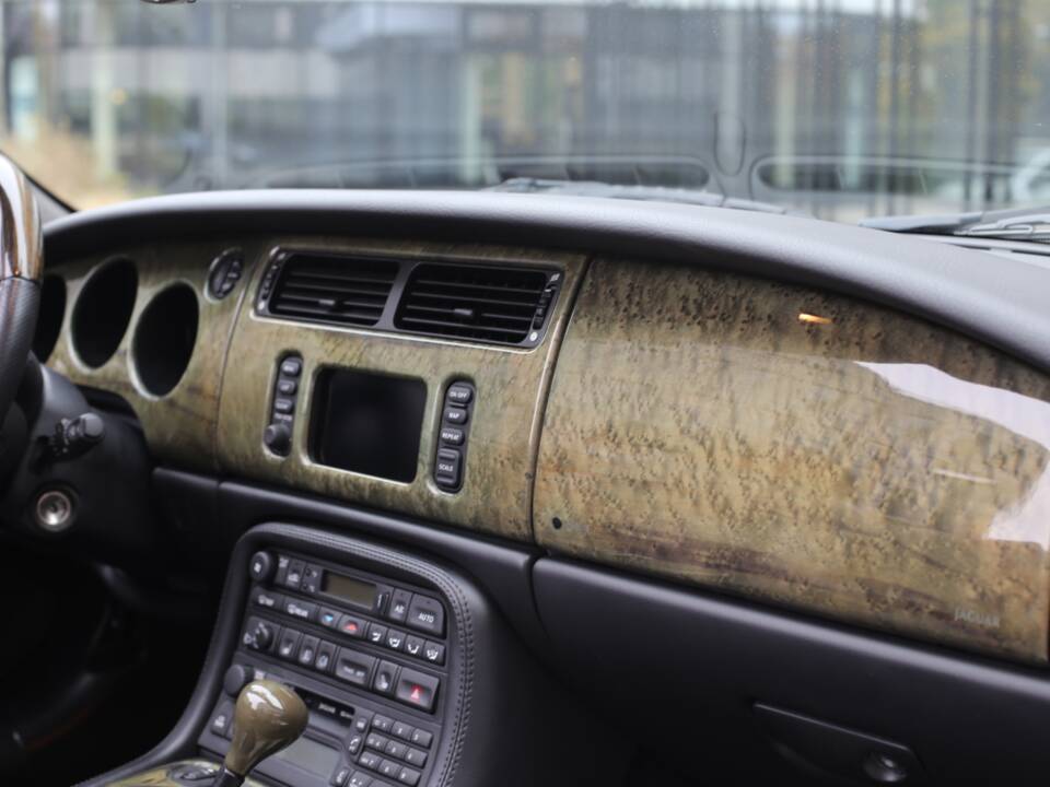 Immagine 13/45 di Jaguar XKR (2001)