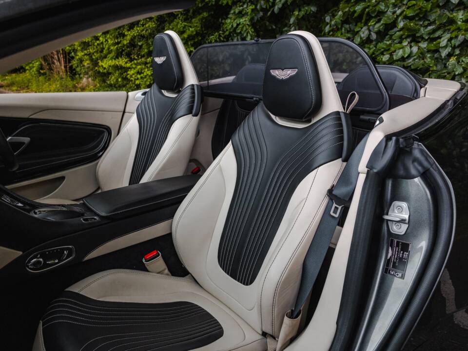 Image 24/39 of Aston Martin DB 11 Volante (2018)