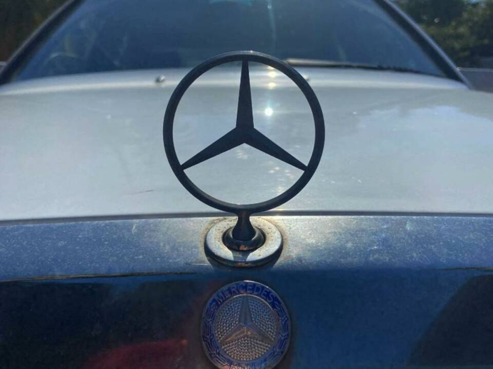 Image 9/48 of Mercedes-Benz E 200 (1991)