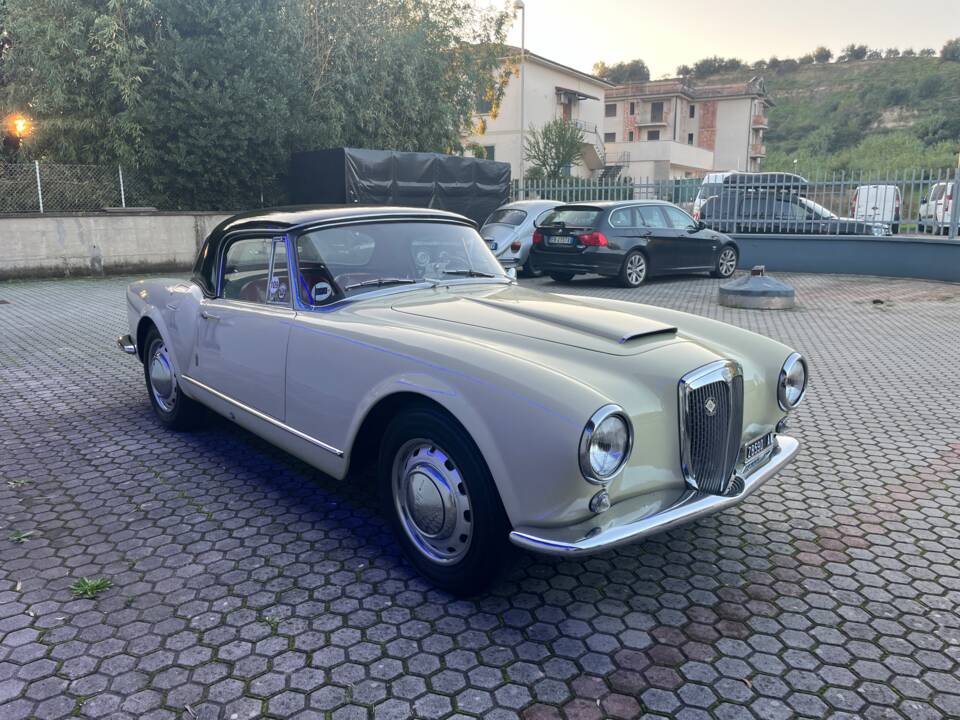 Image 4/63 of Lancia Aurelia B24 Convertible (1958)