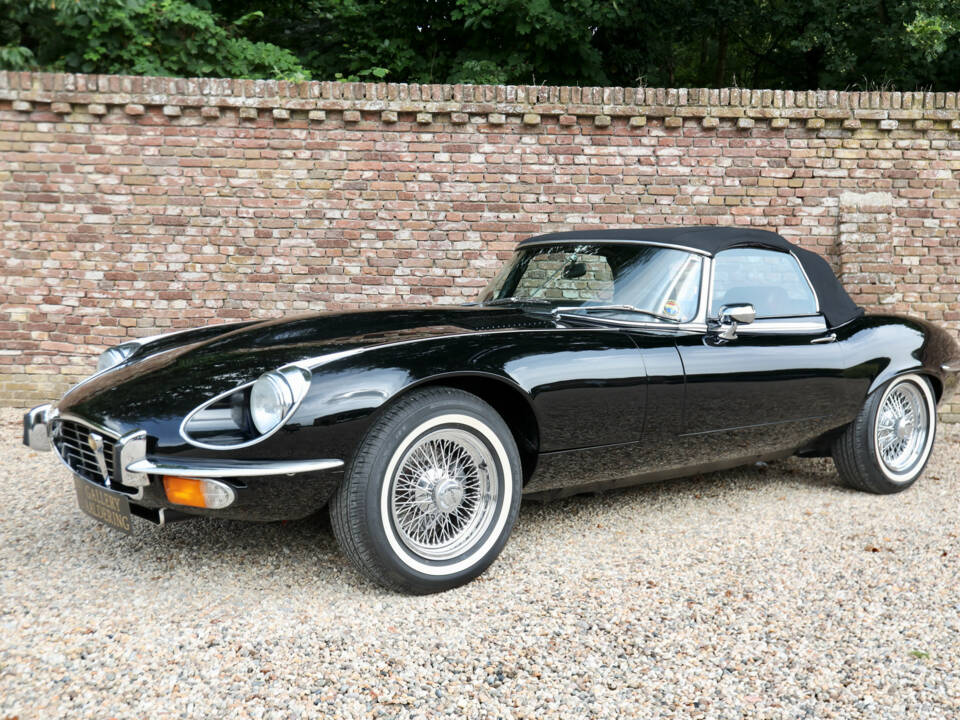Image 12/50 of Jaguar E-Type V12 (1974)