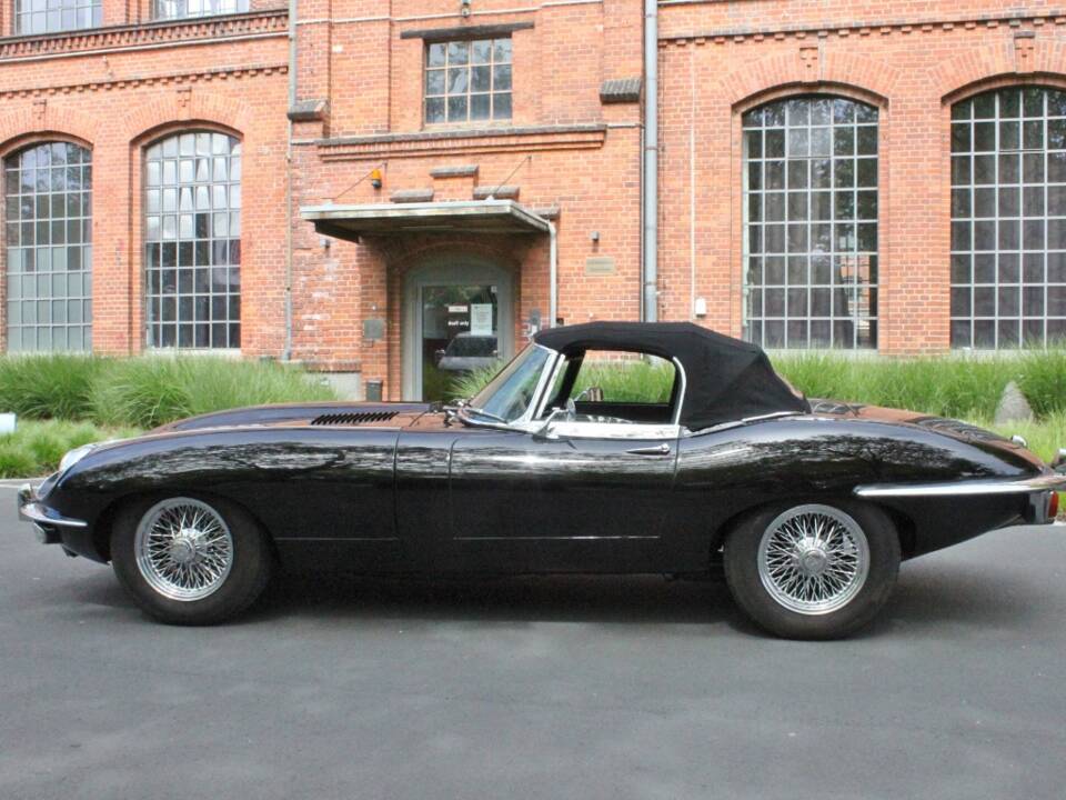 Image 4/24 of Jaguar E-Type (1970)