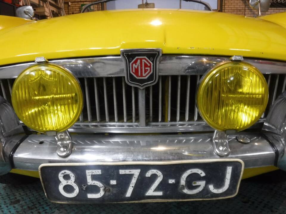 Image 24/50 of MG MGB (1967)